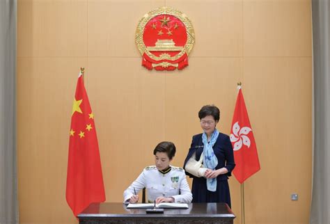 港媒：香港海关“一姐”何珮珊宣誓就职，背后首次出现国徽