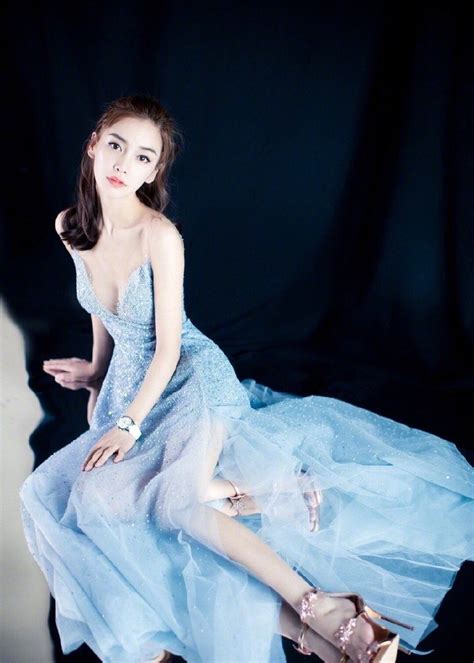 真的美！Angelababy浅蓝色水晶长裙出镜，V字领设计“尺度”大开|V字领|浅蓝色|水晶_新浪新闻