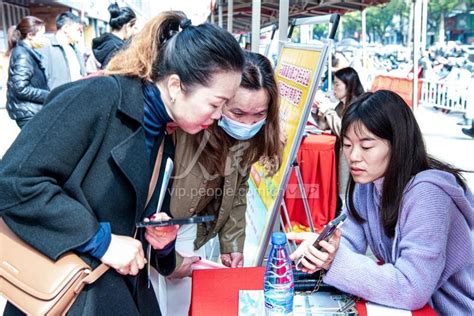 湖北洪湖：湘鄂两地互动 送岗位促就业-人民图片网