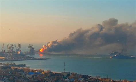 俄唯一航母发生火灾3天后 潜艇又在船厂里翻了