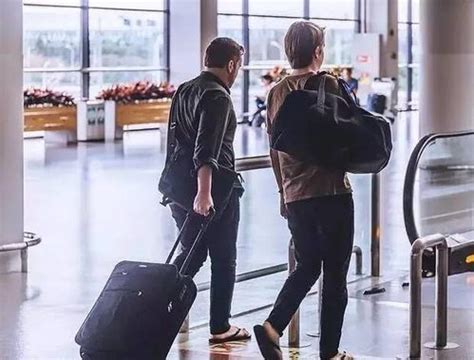 坐飞机时,“随身行李”可带一个背包和一个行李箱吗?|飞机|行李|重量_新浪新闻