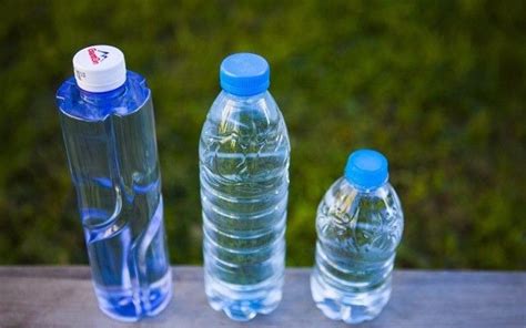 我们经常喝的矿泉水，瓶子容积一般为550cm²，用它装水最多能装多少？用它装酒精呢