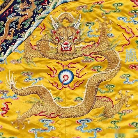 在中国古代，为何皇帝的龙袍大多为黄色，黄色有什么特殊含义吗？