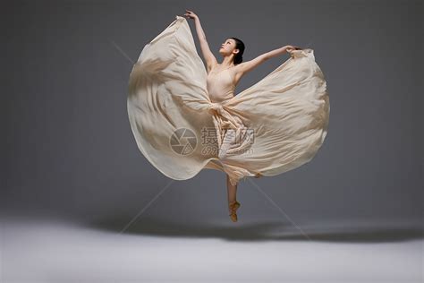 美女舞者跳跃舞动长裙裙摆高清图片下载-正版图片501739255-摄图网
