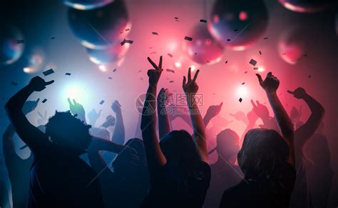 快乐的年轻人在夜总会跳舞夜生活高清图片下载-正版图片502532279-摄图网