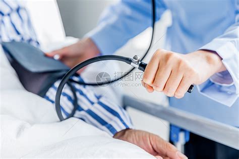 医护人员为老人量血压高清图片下载-正版图片501142644-摄图网
