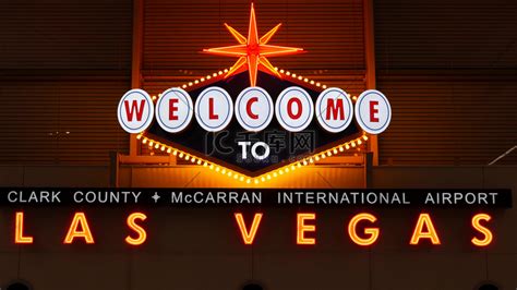 美国内华达州拉斯维加斯 — 2020 年 3 月 9 日：欢迎来到麦卡伦机场内美妙的罪恶之城照明复古霓虹灯。高清摄影大图-千库网