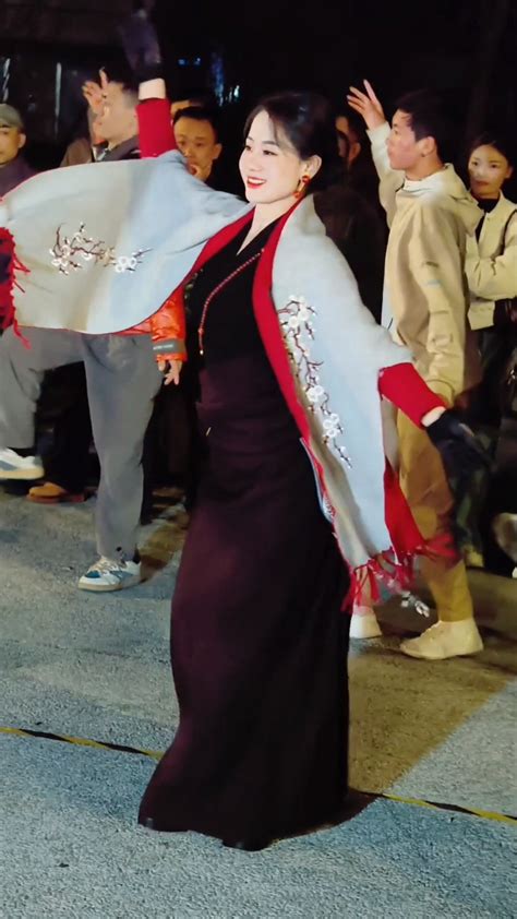 听经典舞曲《拉萨夜雨》欣赏成都醉美锅庄舞，藏族卓玛身材好而且漂亮！_腾讯视频}