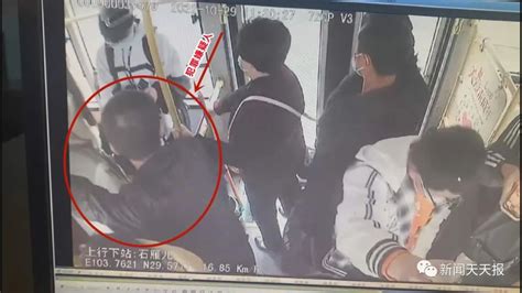 乐山一女生坐公交车时手机被偷，三天物归原主__财经头条