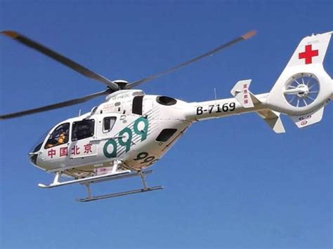 英国威廉王子夫妇造访海警直升机搜救基地