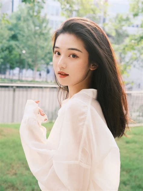 甜美女生头像半身照