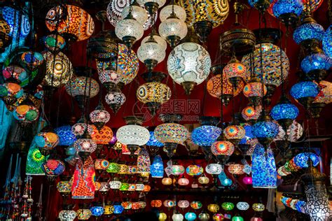 一个集市上的东方灯纪念品店的传统手工制灯高清图片下载-正版图片304362112-摄图网