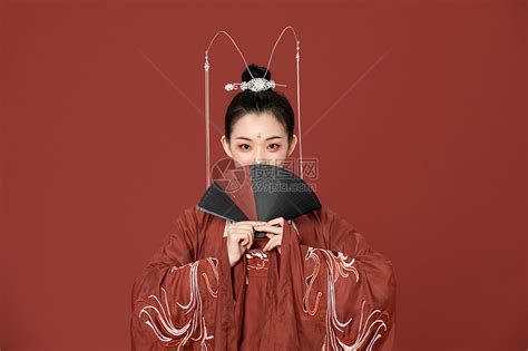 甜美女生头像拿扇子遮脸