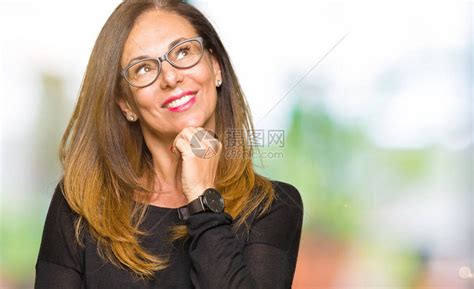 美丽的中年女人戴着眼镜高清图片下载-正版图片504374025-摄图网