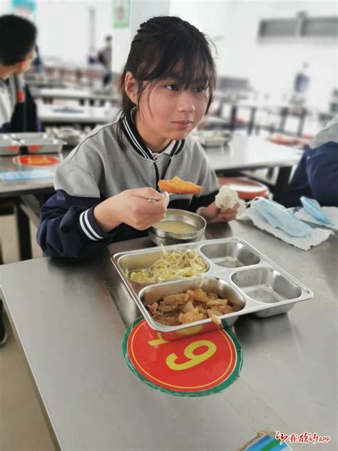 襄阳市场监管局直播学校食堂“开学第一餐” - 湖北日报新闻客户端