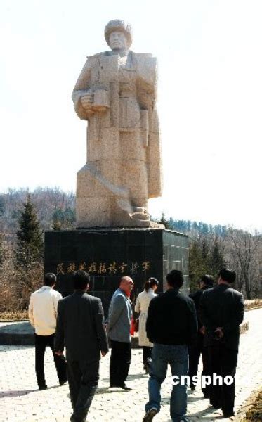 杨靖宇将军铜像