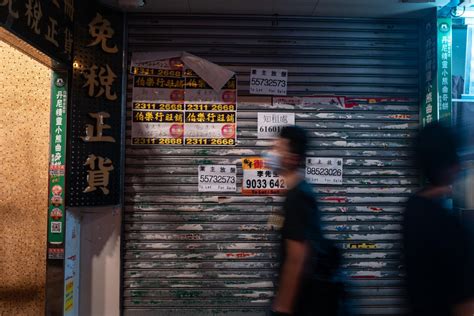 走进疫情大暴发下的香港劏房 看到底层市民令人痛心一幕_手机新浪网