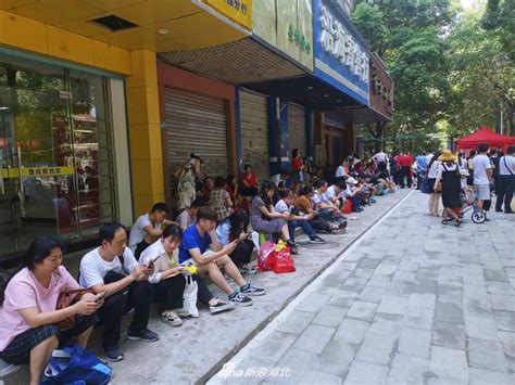 2013上海高考：考场外等待的家长(13)_高考网上海分站
