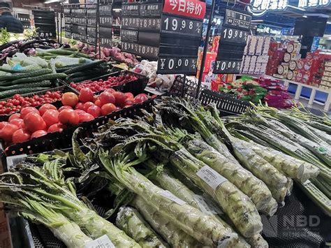 武汉超市正常营业 市民购买生活用品