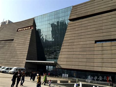 2024蚌埠市博物馆游玩攻略,...，这里人很多，在建筑下面...【去哪儿攻略】