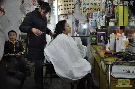 理发店里理发的男人系列-正在理发店理发的男士图片-高清图片-图片素材-寻图免费打包下载
