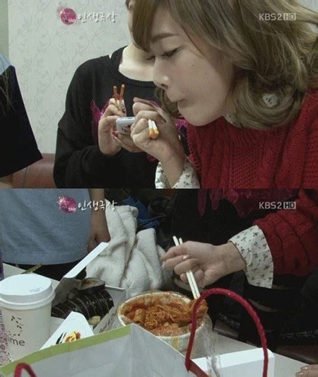 少女时代Jessica 夹筷子的独特姿势引关注 : KpopStarz娱乐