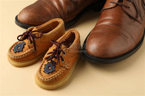 颜色背景上的棕色皮鞋和童鞋文高清图片下载-正版图片506092837-摄图网