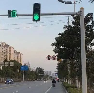 红绿灯路口左转规则-有驾