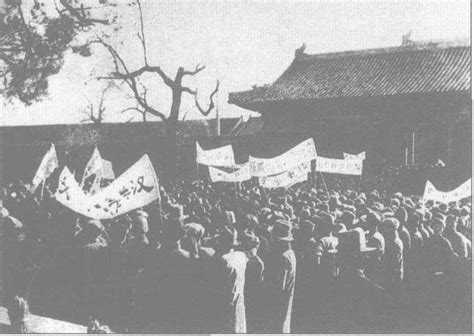 1935年12月16日，北平学生和市民2万余人，再次举行抗日救国示威游行，迫使原定这一天成立的冀察政务委员会宣布延期。图为游行队伍高举的标语 ...