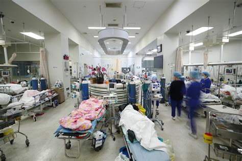 患者躺在医院病床上高清图片下载-正版图片501903442-摄图网