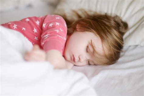 睡觉的女人图片-躺在床上睡觉的年轻女人素材-高清图片-摄影照片-寻图免费打包下载