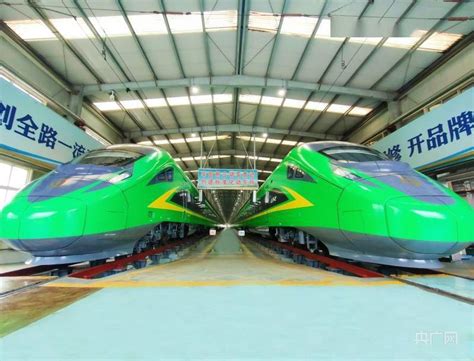 “绿巨人”动车组亮相济南 最高时速160公里_列车