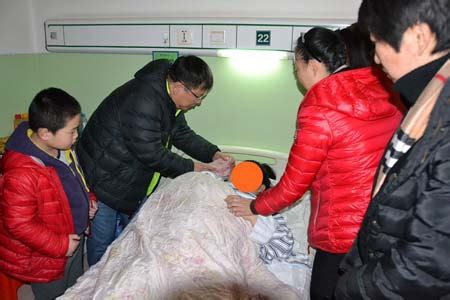 涿州市双语学校领导及学生到市医院看望不幸遭遇车祸教师-- 五彩校园