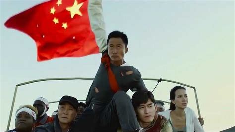 战狼2：吴京身披国旗经过别国交战区！这是身为中国人的骄傲！_腾讯视频