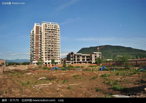 建筑工地上一座已经建成的高楼与另一座正在修建的建筑（远景）高清图片下载_红动中国
