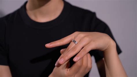 男生戒指戴左手还是右手 男生10个手指戴戒指的含义_婚庆知识_婚庆百科_齐家网