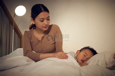 夜晚母亲哄孩子入睡高清图片下载-正版图片501995147-摄图网