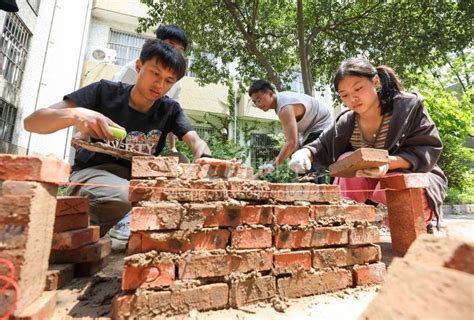江苏淮安：大学生实训课上搬砖砌墙-人民图片网
