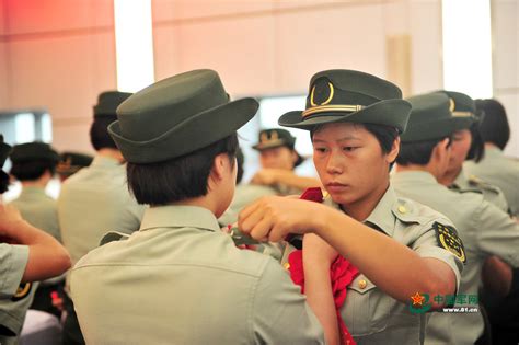 12个迟到的军礼 实拍延迟退伍女兵的一天 - 中国军网