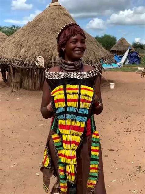 实拍非洲原始部落美女，看到眼前一幕，实在是太可爱了！