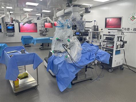 国产单臂构型手术机器人临床验证率先在兰大一院完成_兰州大学新闻网