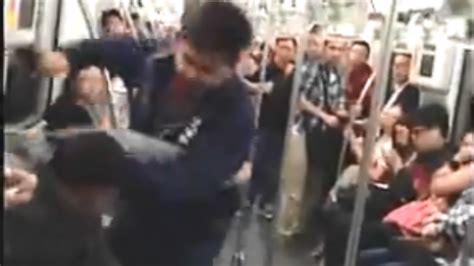 地铁两男打架斗殴，牛人解说如电视直播_凤凰网视频_凤凰网