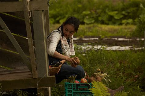 农田旁拿农产品的女孩画像高清图片下载-正版图片502030441-摄图网