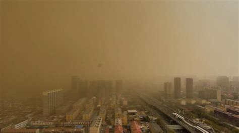 延时记录沙尘暴过境呼和浩特 城市瞬间被黄沙“吞噬”_新浪新闻