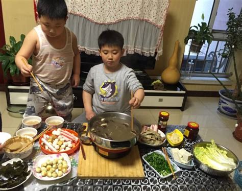 周六一家人在家自制火锅，摆满一桌，80块钱吃到爽，营养足味道鲜 - 知乎
