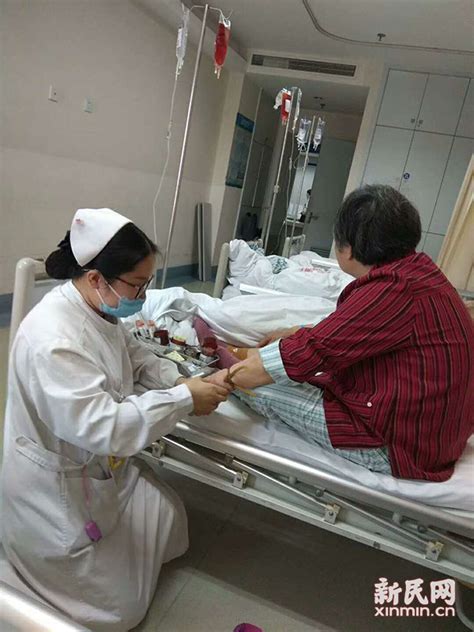 90后女护士跪地为患者擦药，病房里都称她“笑丫头”_武汉_新闻中心_长江网_cjn.cn