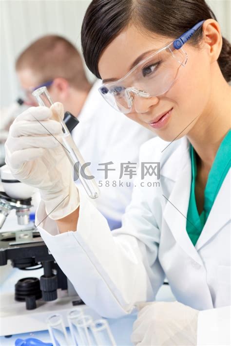 中国女科学家与试管在实验室美女女孩高清摄影大图-千库网