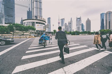 一个人行走图片