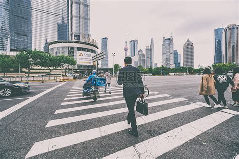 商务人士行走路口高清图片下载-正版图片500363157-摄图网