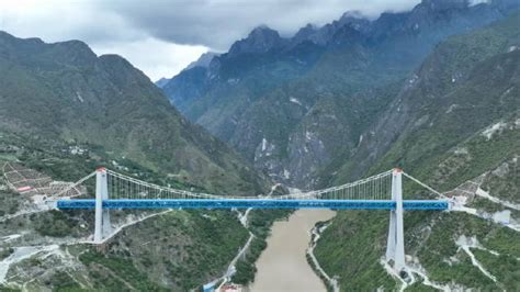 滇藏铁路丽香段全线铺轨完成 预计年内实现全线通车|铁路|迪庆州_新浪新闻